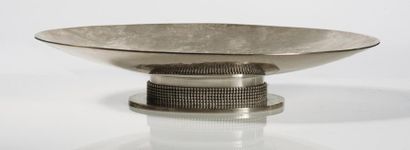 Jean DESPRES (1889 - 1980) Importante coupe ovale en métal argenté, reposant sur...