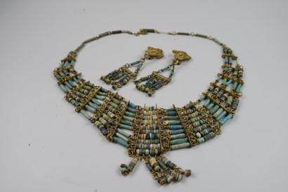 null Parure composée d’un collier plastron en métal doré et perles de verre dans...