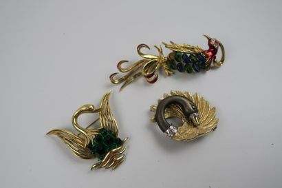 BOUCHER BOUCHER. Deux broches en métal doré, émail et perles de verre bleu et vert,...