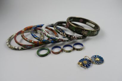 Sept bracelets dépareillés en métal et émail...
