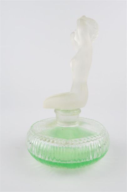 null Pierre DUNE.
" Sesquoia " (1920).
Flacon en verre incolore pressé moulé, de...