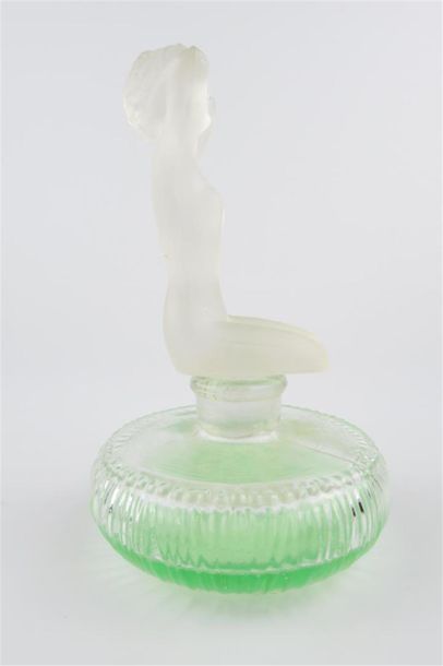 null Pierre DUNE.
" Sesquoia " (1920).
Flacon en verre incolore pressé moulé, de...