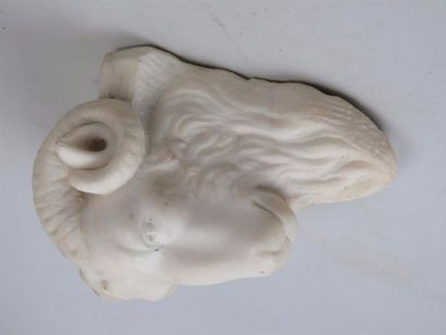 OBJETS DE VITRINE A. MOURLON Tête de bélier Sculpture en marbre blanc, signée sur...