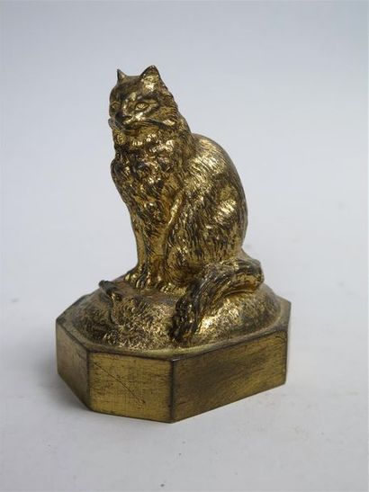 OBJETS DE VITRINE Chat ayant terrassé une souris Sculpture en bronze doré Signée...
