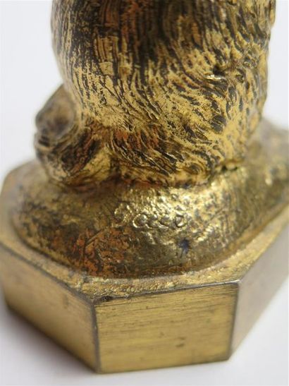 OBJETS DE VITRINE Chat ayant terrassé une souris Sculpture en bronze doré Signée...