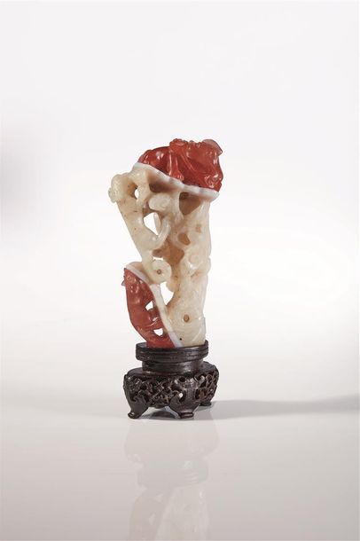 ASIE CHINE, XIXème / XXème siècle Groupe en cornaline rouge et blanche sculptée Représentant...