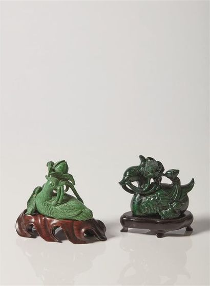 ASIE CHINE, XXe siècle. Un groupe en malachite et un groupe en pierre verte sculptés...