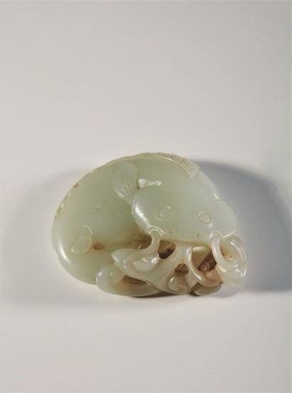 ASIE CHINE, fin du XIXème siècle. Pendentif en jade céladon pâle Sculpté d'un poisson...