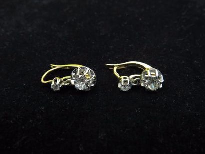 null Deux paires de dormeuses en or jaune 18K (750°/00) ornées de diamants

Environ...