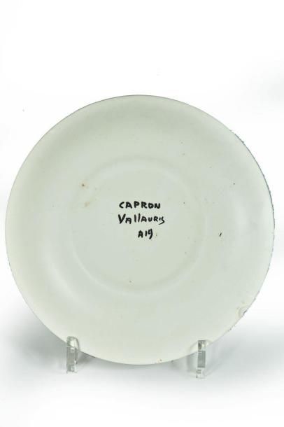 null Roger CAPRON (1922-2006)

Assiette en céramique à décor polychrome d'un guerrier.

Signée...