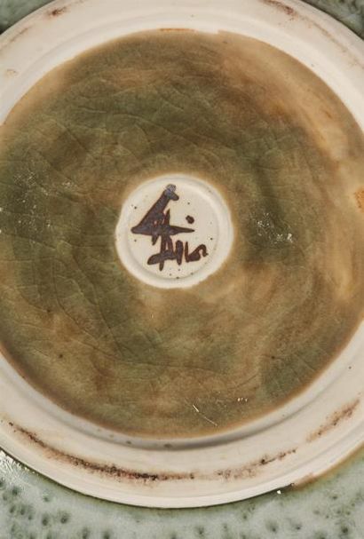 null Charles HAIR (1955-)

Coupe en grès porcelainique à émail vert d'eau.

Signée...