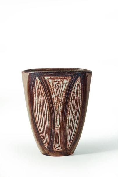 null Alexandre KOSTANDA (1921-2007)

Vase à panse aplatie en grès à décor géométrique...