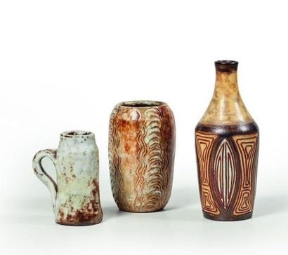 null Alexandre KOSTANDA (1921-2007)

Bouteille, vase et chope en céramique.

Signés...