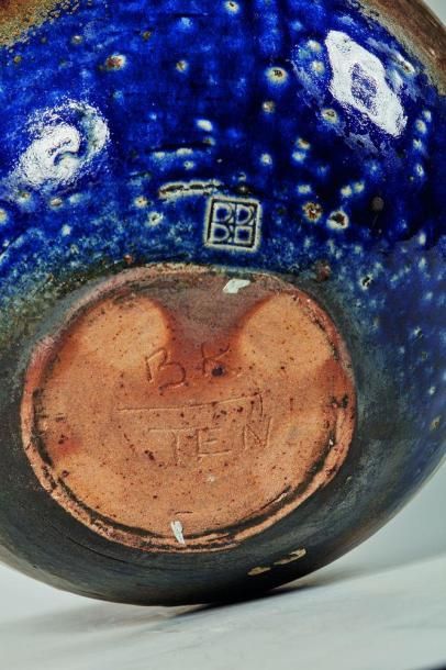 null Birgit KNUPFER (née au Danemark)

Vase boule en grès émaillé bleu et brun.

Monogramme...