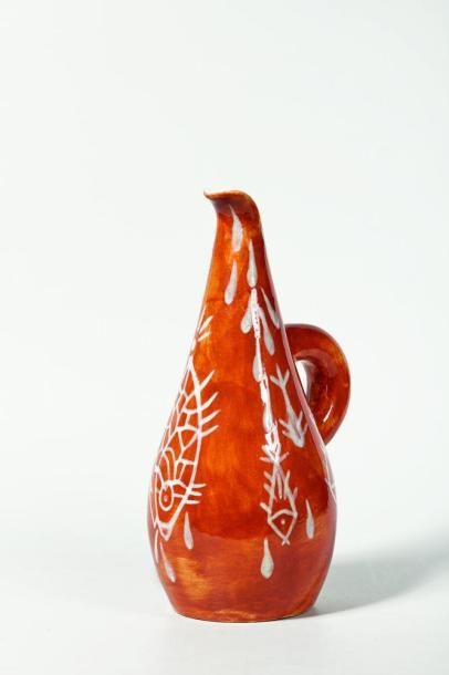 null Jean LURCAT (1892-1966)

Pichet en céramique à décor de poissons sur fond orangé.

Signé...