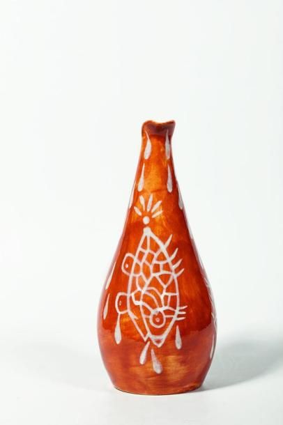 null Jean LURCAT (1892-1966)

Pichet en céramique à décor de poissons sur fond orangé.

Signé...
