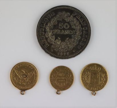 null Trois pièces de monnaie en or, surmontées d'une bélière formant pendentif :

Louis...