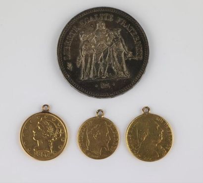 null Trois pièces de monnaie en or, surmontées d'une bélière formant pendentif :

Louis...