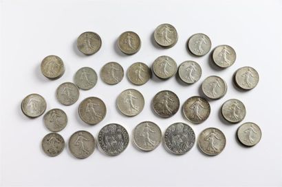 null Ensemble de pièces en argent comprenant :

une pièce de 5 francs.

sept pièces...