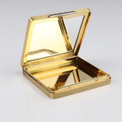 null Poudrier en or jaune (18K, 750°/00) guilloché, orné d'un chiffre en or blanc...