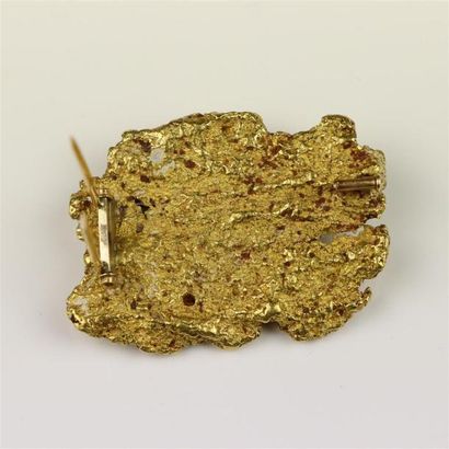 null Pépite d'or natif montée en broche.

109,94 grammes
or 18K (750°/00) 