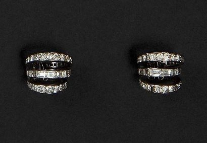 null CARTIER, époque Art Déco.

Paire de clips d'oreille en platine (850°/00) et...