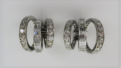 null CARTIER, époque Art Déco.

Paire de clips d'oreille en platine (850°/00) et...