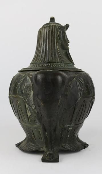 null Pot couvert en bronze à patine brune dans le goût des vases canopes égyptiens.

La...