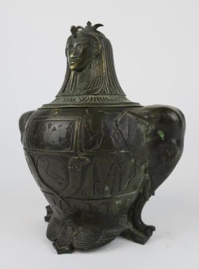 null Pot couvert en bronze à patine brune dans le goût des vases canopes égyptiens.

La...