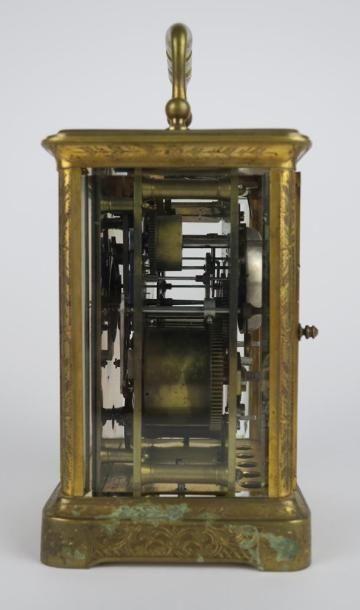 null Pendulette d'officier en bronze, laiton et verre biseauté, avec sa clef.

Fin...