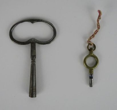 null Pendulette d'officier en bronze, laiton et verre biseauté, avec sa clef.

Fin...