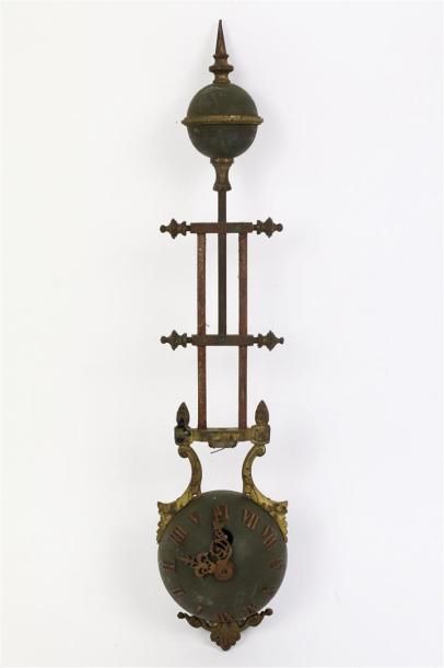 null Balancier de statue formant pendule à chiffres romains en bronze, métal et tôle...