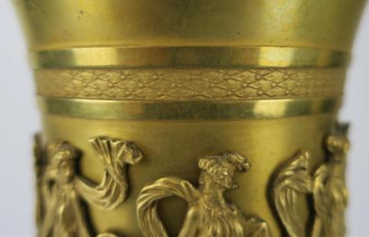 null Pierre-Philippe THOMIRE (attribué à)

Paire de vases en bronze doré, la panse...