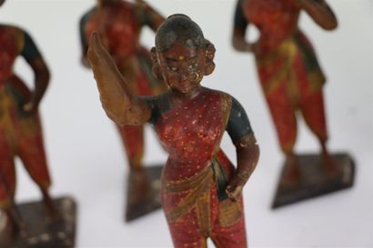 null INDE.

Ensemble de huit statuettes en bois et papier mâché, à décor peint en...