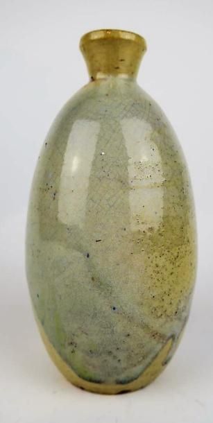 null Jean POINTU (1843-1925).

Vase en grès de forme ovoïde à col pincé, couverte...