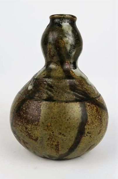 null Paul JEANNENEY (1861-1920).

Vase de forme coloquinte en grès partiellement...