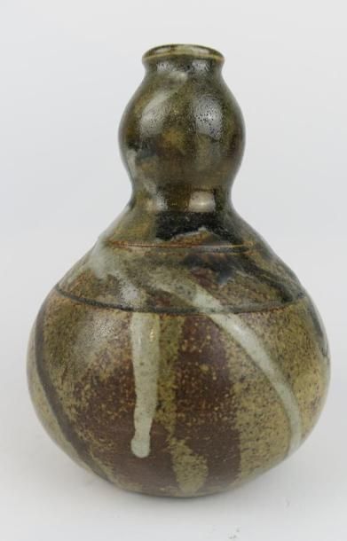 null Paul JEANNENEY (1861-1920).

Vase de forme coloquinte en grès partiellement...