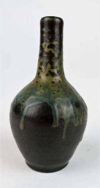 null Paul JEANNENEY (1861-1920).

Vase à long col en grès émaillé marron et coulures...