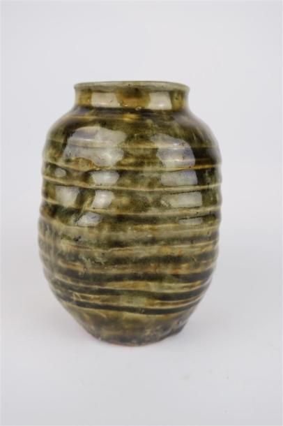 null Eugène LION (1867-1945)

Vase à panse striée en grès émaillé vert-brun, à la...