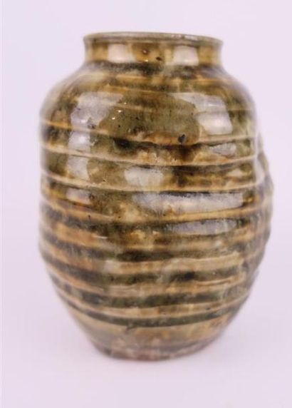 null Eugène LION (1867-1945)

Vase à panse striée en grès émaillé vert-brun, à la...
