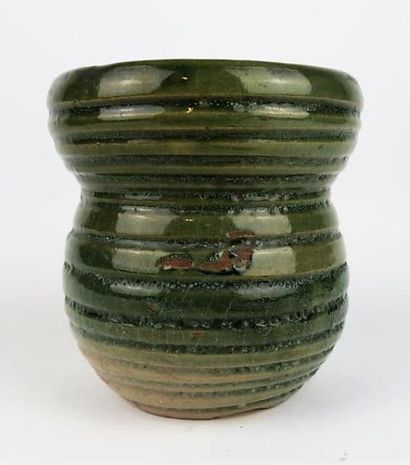 null Eugène LION (1867-1945).

Vase en grès à panse striée, émaillé vert.

H_11,2...