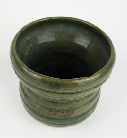null Eugène LION (1867-1945).

Vase en grès à panse striée, émaillé vert.

H_11,2...