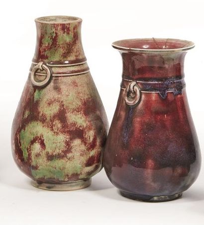 null Félix Victor MASSOUL (1869-1942), atribué à.

Deux vases adhérents en porcelaine,...