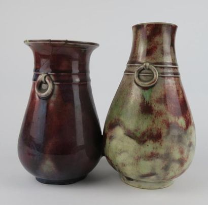 null Félix Victor MASSOUL (1869-1942), atribué à.

Deux vases adhérents en porcelaine,...