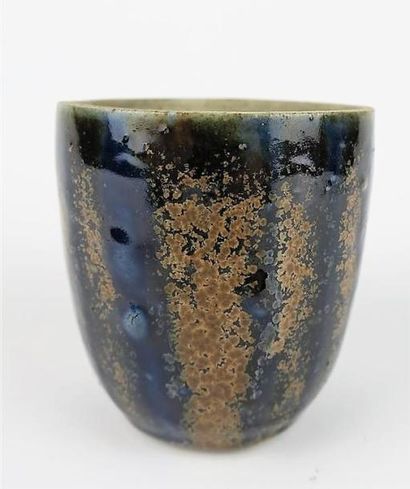 null Léon POINTU (1879-1942).

Pot en grès émaillé brun et bleu, de forme évasée.

H_10...