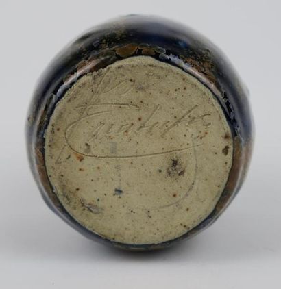 null Léon POINTU (1879-1942).

Pot en grès émaillé brun et bleu, de forme évasée.

H_10...