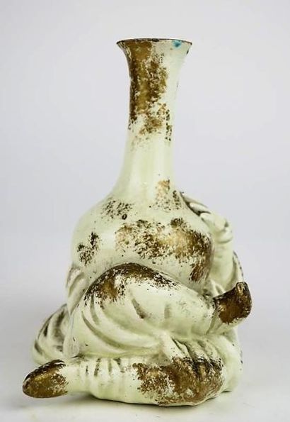 null Jules VIEILLARD à Bordeaux.

Vase en faience blanche et or figurant un chinois...