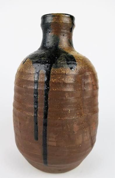 null Jean-Michel DOIX (né en 1948).

Vase en grès émaillé brun, à coulures noires.

Signé...