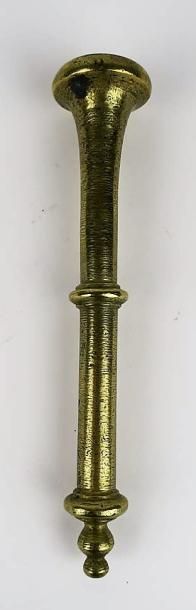null Mortier à côtes et son pilon en bronze.

XVIIème siècle.

H_8,9 cm D_14 cm
...