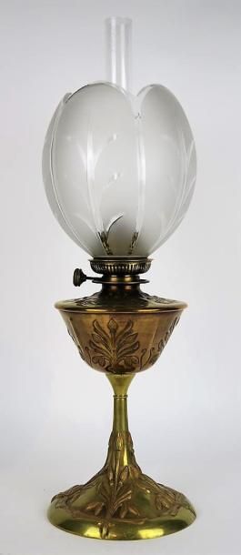 null Georges Leleu (attribué à).

Lampe à pétrole en bronze et laiton à décor floral,...